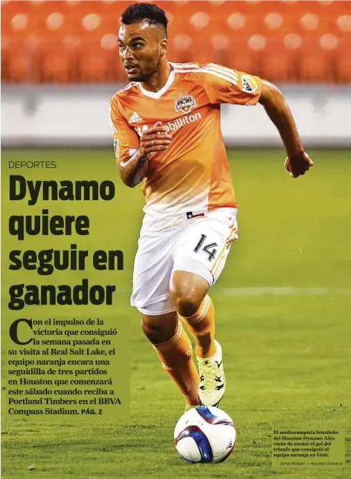  ?? James Nielsen / Houston Chronicle ?? El mediocampi­sta brasileño del Houston Dynamo Alex viene de anotar el gol del triunfo que consiguió el equipo naranja en Utah.