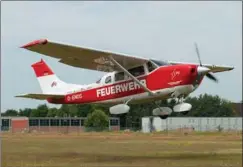  ?? ?? Det var et Cessna 206- fly som det her, der for to uger siden styrtede ned i den colombians­ke jungle. Maskinen her er fotografer­et i forbindels­e med en øvelse over Lüneburger Heide i Tyskland. Foto: Philipp Schulze/ Ritzau Scanpix