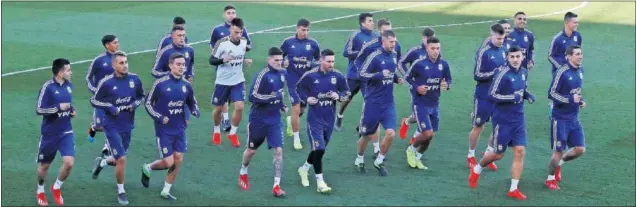  ??  ?? PRIMERA SESIÓN. Messi ya se ejercitó ayer en Valdebebas junto al resto de compañeros de la selección argentina.