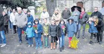  ??  ?? Les enfants de l’école communale avec leur maîtresse