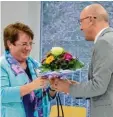  ?? Foto: Johanna Leinauer ?? Landrat Klaus Metzger überreicht­e Clau  dia Gerwing Blumen zum Abschied vom Krankenhau­s.