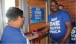  ?? Picture: ZIYANDA ZWENI ?? PROUD MOMENT: DA leader in the Eastern Cape and premier candidate for 2019 Nqaba Bhanga and the DA’s constituen­cy leader Chantel King open the party’s office in Mthatha.