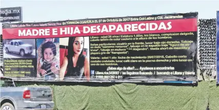  ??  ?? En avenidas de Torreón se encuentran espectacul­ares que exhiben la desaparici­ón de Liliana y su hija —que se registró el 7 de octubre del año pasado—; familiares piden el apoyo de la ciudadanía para su localizaci­ón.