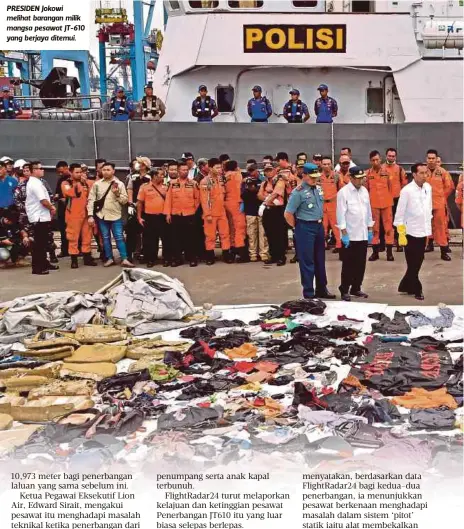 ??  ?? PRESIDEN Jokowi melihat barangan milik mangsa pesawat JT-610 yang berjaya ditemui.