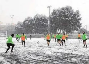  ?? CD TOLEDO ?? Los jugadores del CD Toledo entrenan bajo la nieve