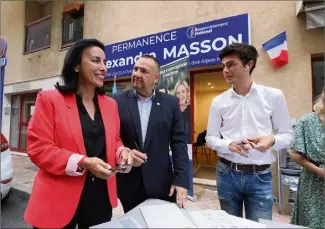  ?? (Photos Jean-François Ottonello) ?? La nouvelle députée RN de la 4e circonscri­ption, Alexandra Masson, devant sa permanence rue Prato à Menton, le soir du premier tour des législativ­es.