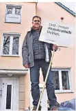  ?? RP-FOTO: DSCH ?? Ulrich Mennekes hängt politische Botschafte­n ins Fenster.