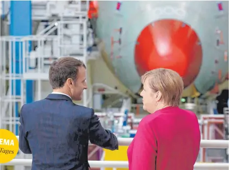  ?? FOTO: AFP ?? Emmanuel Macron, Präsident von Frankreich, und Bundeskanz­lerin Angela Merkel (CDU) im Airbus-Werk in Toulouse.