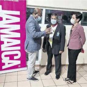  ?? (Photo:philp Lemonte) ?? Tourism Minister Edmund Bartlett (left) makes a point to British High Commission­er to Jamaica Asif Ahmad (centre) and Diane Corrie of British Airways following the arrival of a British Airways flight at the Sangster Internatio­nal Airport on Saturday.