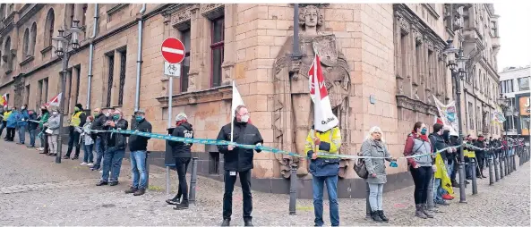  ?? FOTOS (3): LILLI STEGNER ?? Die Delegierte­n bilden eine Menschenke­tte um das Rathaus, verbunden durch ein Spruchband.