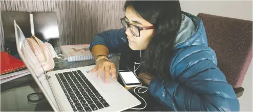  ??  ?? Valentina Bustamante, 14, studies through her private school in Lima, keeping up with her class without problems.