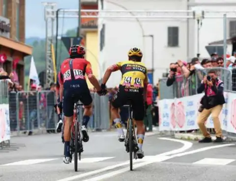  ?? FOTO AFP ?? Geraint Thomas en Primoz Roglic vinden het allemaal prima dat ze elke rit dicht bij elkaar in de buurt blijven.