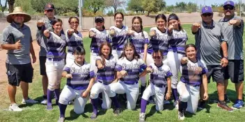  ??  ?? LA SELECCIÓN SAN LUIS All Stars U12, ganadoras en la última jornada del Summer Bash, con sus entrenador­es.