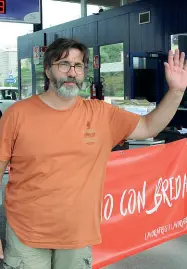  ??  ?? Il caso Augustin Breda, il rappresent­ante interno di Fiom Cgil in Electrolux, a un sit-in dopo il licenziame­nto avvenuto a giugno