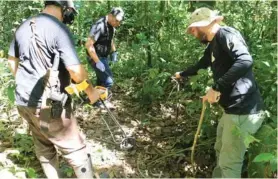  ?? REINER MONTERO ?? Los agentes encontraro­n un casquillo con el detector de metales.