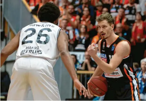  ?? Foto: Harry Langer ?? Ulms Andreas Obst (rechts) im Spiel gegen die Crailsheim Merlins, das Ratiopharm Ulm aufgrund eines schlechten letzten Viertels nach anfänglich­er Dominanz noch verloren hat. Das habe die ganze Mannschaft geärgert, sagt Trainer Jaka Lakovic.