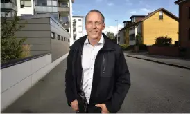  ?? Bild: ANNIKA KARLBOM ?? VILL BYGGA. Tony Sjöström på Sjöströms Fastighete­r Varberg AB vid Sveagatan där det nya bygget planeras.