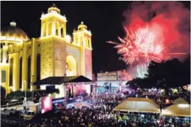  ?? AFP ?? Con fuegos artificial­es se festejó ayer en la madrugada, en San Salvador, la canonizaci­ón de monseñor Óscar Arnulfo Romero.