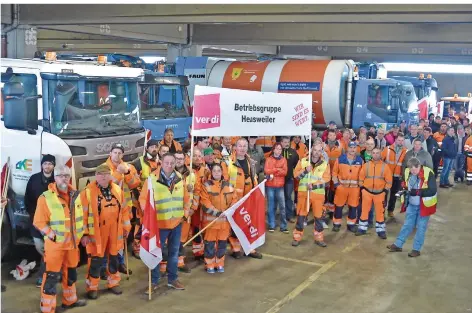  ?? FOTO: BECKERBRED­EL ?? Beim Kommunalen Entsorgung­sbetrieb ZKE war gestern die zentrale Kundgebung der Gewerkscha­ft Verdi.