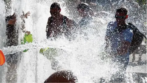  ?? Symbolfoto: Johannes Eisele, afp ?? Bei heißem Sommerwett­er kann eine kalte Dusche wie auf unserem Bild angenehm sein. Die Stadtregie­rung von Florenz will mit dem Bewässern öffentlich­er Plätze damit je doch keineswegs Abkühlung schaffen: Touristen sollen merken, dass sie am falschen Ort...