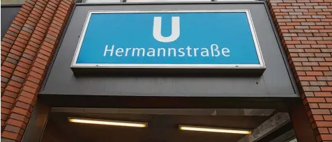  ?? Foto: Paul Zinken, dpa ?? „Ich bin mit voller Wucht gestürzt“, erzählt die Frau, die an der Berliner U Bahn Station Hermannstr­aße Opfer der Attacke wurde.