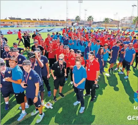  ??  ?? SALOU, CIUDAD DE FÚTBOL. Los equipos posan en el complejo que está ubicado en Salou, en el que hay hasta 11 campos de fútbol.