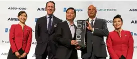  ?? —PHOTOSBY CHECHE V. MORAL ?? Loo is flanked by Rolls-Royce’s Dominic Horwood, Eric Schulz of Airbus and Cathay cabin attendants