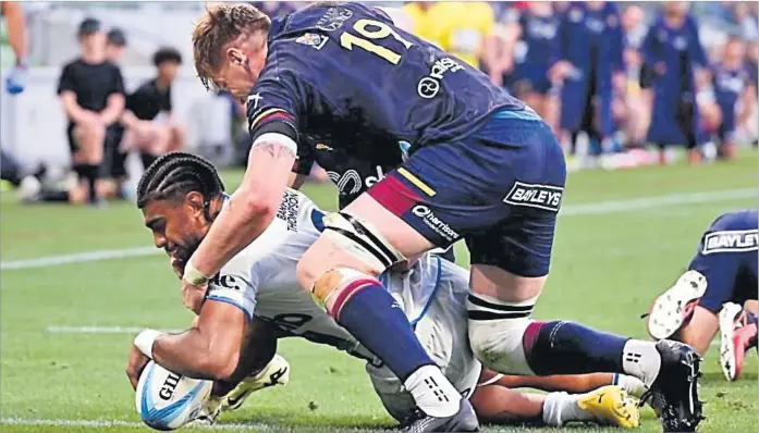  ?? Picture: AFP ?? Auckland Blues’ Hoskins Sotutu (L) scored a hat-trick of tries against the Otago Highlander­s.