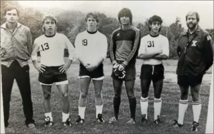  ?? SUBMITTED PHOTO ?? Jeff Bagwell, third from left, with 1985 Xavier High soccer teammates, from left, head coach Marty Ryczek, Pat McHugh, Bagwell, David Sizemore, Seb Fazzino and assistant coach Jack King.