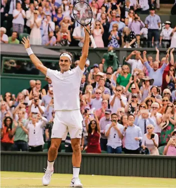  ?? FOTO: AP ?? Federer schreibt Geschichte: Zum elften Mal stand der Schweizer im Wimbledon-Finale, seinen achten Titel holte er auf dem Centre Court gegen den angeschlag­enen Kroaten Marin Cilic nach 101 Minuten.