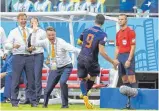  ?? FOTO: VI/IMAGO IMAGES ?? Könnte bald wieder über niederländ­ische Tore jubeln (wie hier 2014): Louis van Gaal (Mitte).