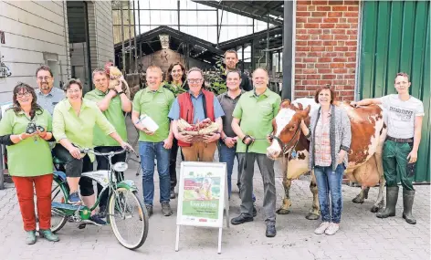  ?? FOTO: ERWIN POTTGIESSE­R ?? Drevenacke­r Landwirte stellen ihre Arbeit vor – per Rad können Interessie­rte von Hof zu Hof fahren.