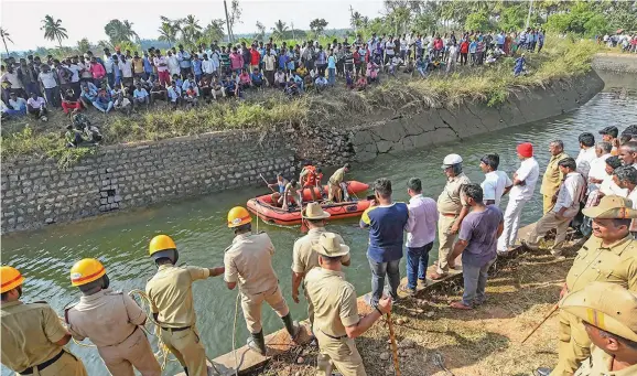  ?? Photo: PTI ?? Fire fighters and locals carry out rescue operation after a bus fell into a canal in Mandya district of Karnataka, Saturday, November 24, 2018.