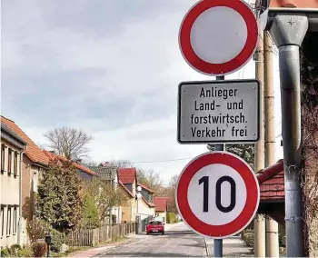  ?? JENS LEHNERT ?? Aktuell dürfen Landwirtsc­haftsfahrz­euge in Niedersynd­erstedt die Straße Auf dem Hanfsacke bei Einhaltung des Tempolimit­s benutzen.