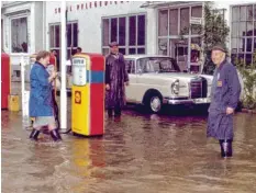  ?? Foto: Archiv Michael Scharpf ?? Wo heute das Leinsle‰Haus in Bad Wörishofen steht, entstand dieses Foto im Jahr 1965. Damals trat der Wörthbach über die Ufer und setzte die benachbart­e Tankstel‰ le unter Wasser, inklusive des Mercedes‰Autohauses.