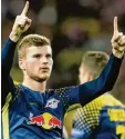  ?? Foto: dpa ?? Doppelter Fingerzeig: Timo Werner steu erte zwei Treffer zu Leipzigs 4:1 Erfolg in Monaco bei.