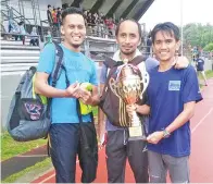  ??  ?? ZAINIZAM Marjan dan rakan pasukan UPKO Penampang bergambar bersama trofi naib juara.