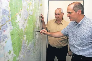  ?? RP-AF: BLAZY ?? Jürgen Störy (rechts) und Jens Wallroth vom Gutachtera­usschuss der Stadt Ratingen.