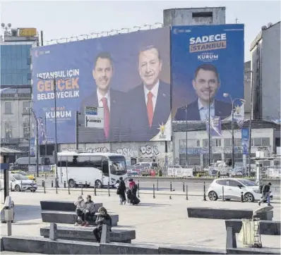  ?? David Lombeida / Bloomberg ?? Cartel del candidato del partido del gobierno AKP, Murat Kurum, junto a Erdogan, ayer, en Estambul.
