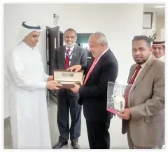  ??  ?? Sri Lankan Minister for City Planning and Water Resources Rauf Hakeem exchanges mementos with Minister of Water, Environmen­t and Agricultur­e Abdul Rahman bin Abdul Mohsen Al-Fadhli in Riyadh on Tuesday. (AN photo)