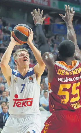  ?? FOTO: EFE ?? Luca Doncic encara el aro ante la defensa de Dentmon