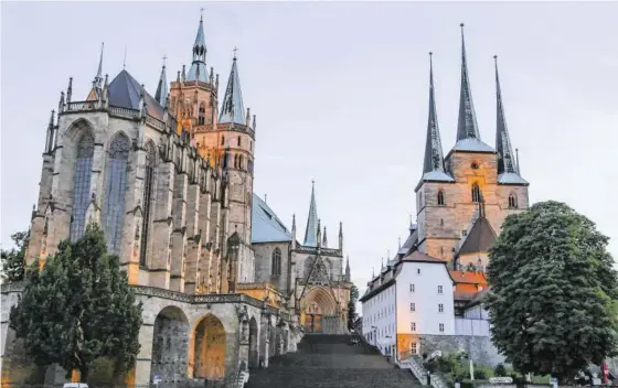  ?? BILDER: SN/ANITA ARNEITZ(2) ?? Erfurt empfängt die Radler mit einer malerische­n Kulisse. Im Bild Mariendom und Severikirc­he.