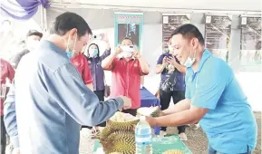  ??  ?? NIKMATI BUAH: Jonathan (kiri) sempat menikmati buah-buahan yang dipamerkan.