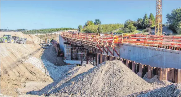  ?? FOTO: RALF SCHÄFER ?? Die Verfüllung der Brücke und die Arbeiten an der Fahrbahn auf der Brücke gehen schnell vonstatten. Die Bauzeit bis 15. Oktober werde eingehalte­n, sagt die Deges.