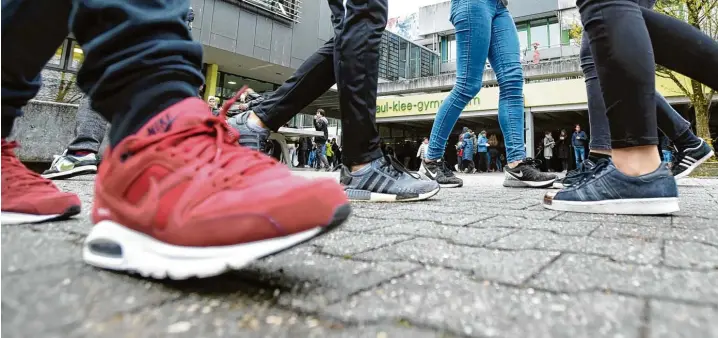  ?? Foto: Marcus Merk ?? Adidas und Nike sind einer Umfrage zufolge die beliebtest­en Marken in Deutschlan­d. Das sieht man auch auf dem Schulhof des Paul Klee Gymnasiums in Gersthofen.