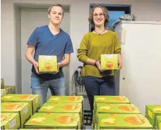  ?? FOTO: PRIVAT ?? Fabian Burmeister und Sophia Ziesel freuen sich über die 2305 Liter Apfelsaft, die bei der Sammlung entstanden sind.