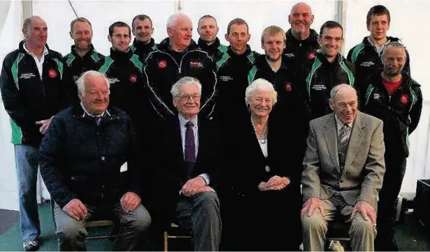  ??  ?? ●● Bosley squad with members of the 1965 Northern Ireland tug of war team and Dame Mary Peters