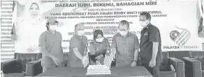  ??  ?? SIMBOLIK PERASMIAN: Rosey serta tetamu lain memotong kek simbolik perasmian program KKJG Daerah Subis, semalam.