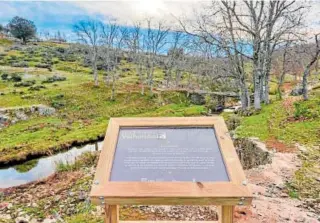  ?? // TURISMOCLM ?? Cartel colocado en uno de los puntos de la Ruta Literaria ‘ Valhondo’