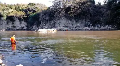  ?? ?? LABOR. Los bomberos estuvieron horas buscando los cuerpos en el río Lempa.